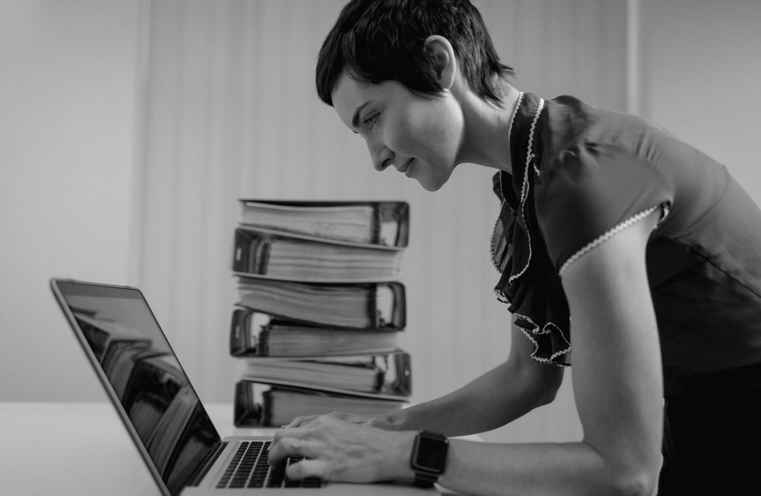 Geschäftsinhaber bei strategischer Planung in modernem Arbeitsumfeld